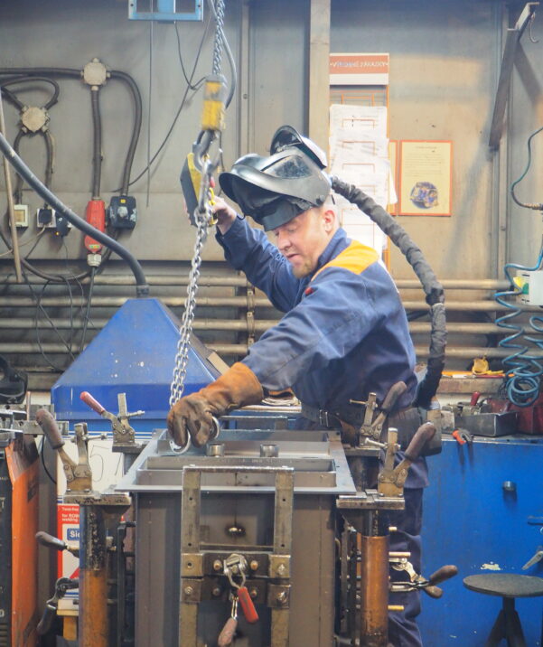 Schweißer bei der Firma Metallprodukt